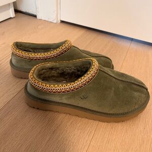 UGG Tasman slippers in green, size 6.5